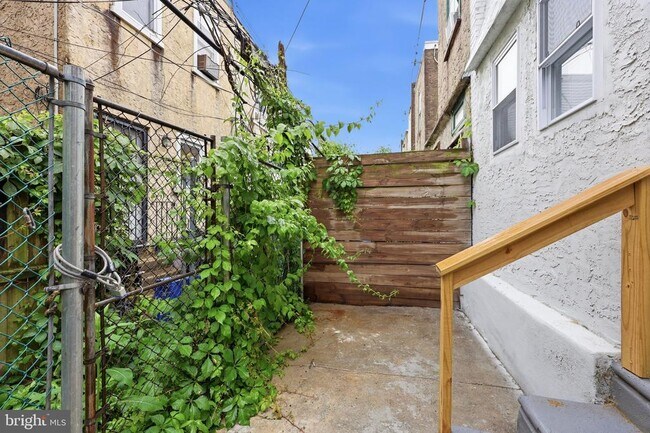 Building Photo - 2821 N Stillman St
