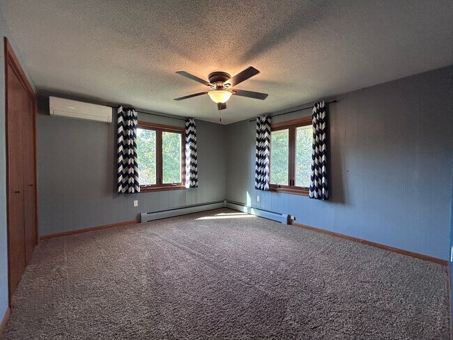 Building Photo - Spacious 4-Bedroom Home