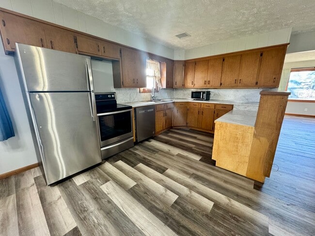 Building Photo - 4 bed, 2 bath acreage in Pickrell area