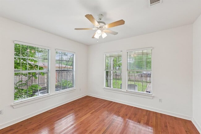 Building Photo - 903 Chote Ave