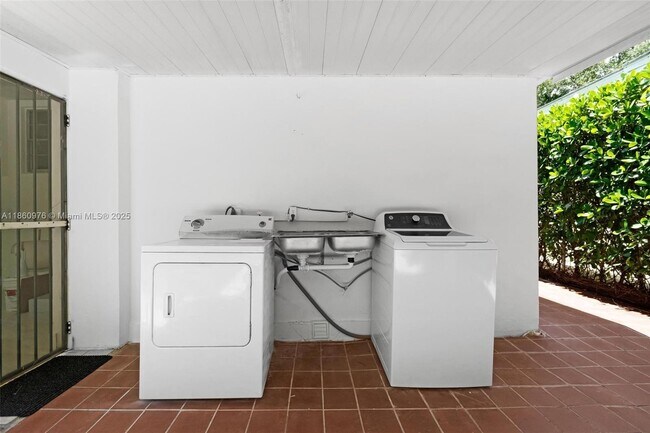 Building Photo - 1107 El Rado St