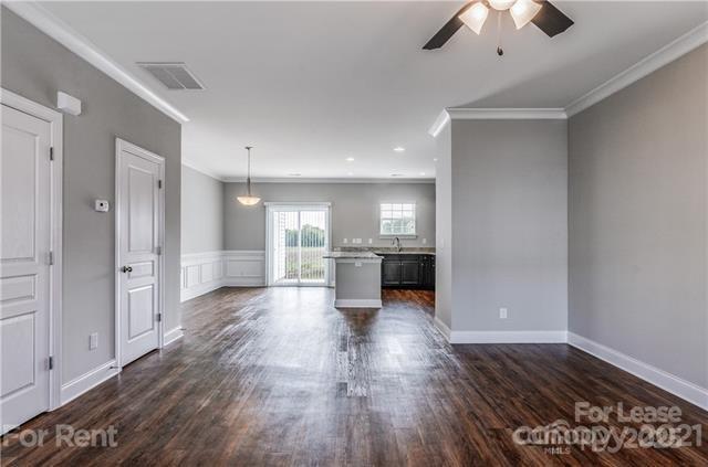 Building Photo - 364 Halton Crossing Dr SW