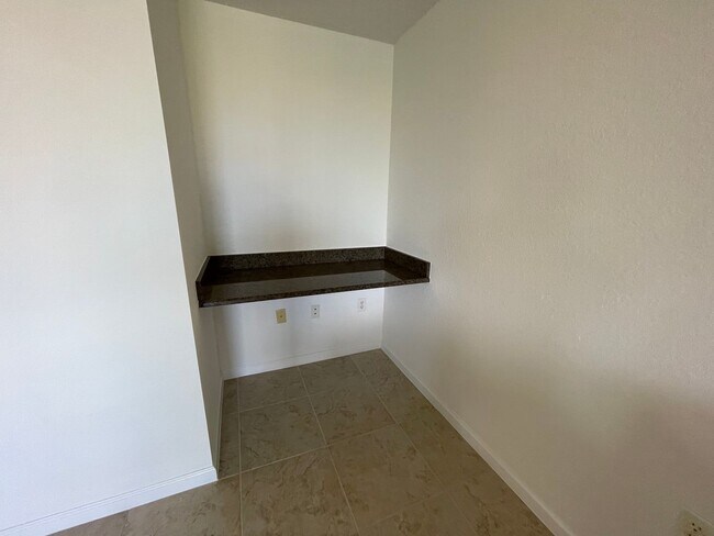 Building Photo - ANNUAL RENTAL - POSITANO PLACE-1 BED/1 BATH WITH LAKE VIEW AND NEW APPLIANCES!