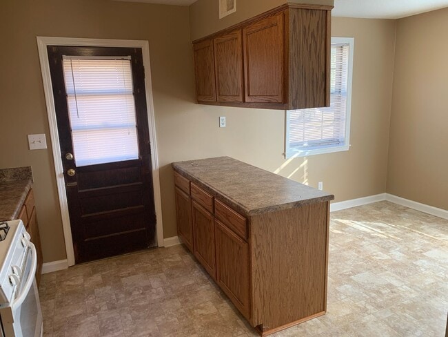 Building Photo - GREAT DUPLEX AVAILABLE NOW