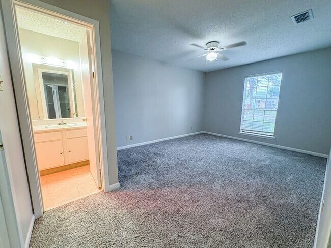 Building Photo - 3 Bed 2 Bath Apartment in Central Tyler! F...