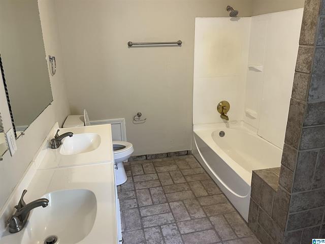 Building Photo - 3225 Wenonah Rd SW