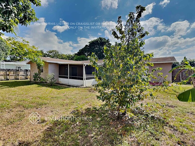 Building Photo - 8121 NW 44th Ct