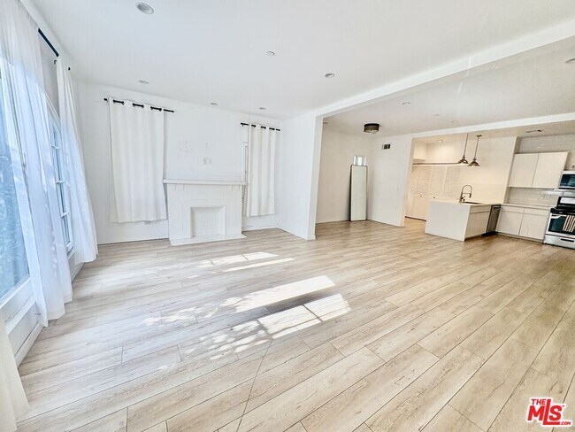 Building Photo - 404 N Gardner St