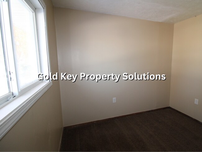 Building Photo - Spacious 3 BR 1 BA Ranch with Main-Level L...