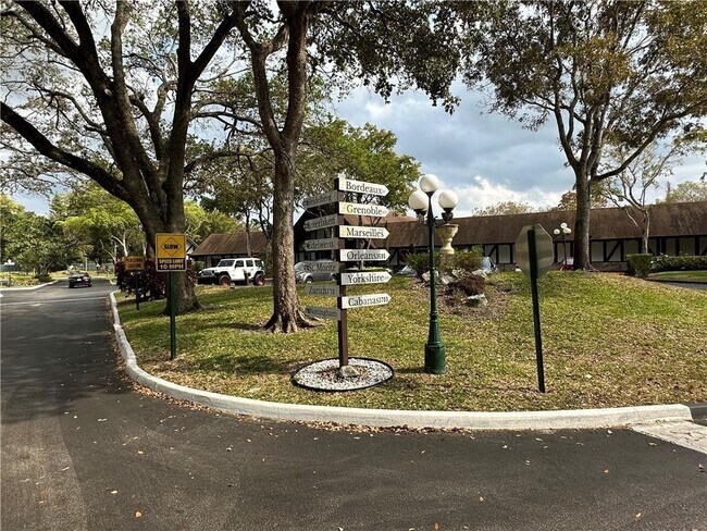 Building Photo - 3680 Inverrary Dr