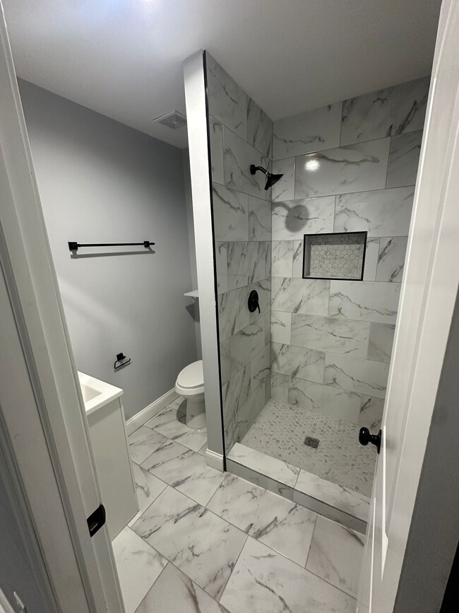 Building Photo - 407 N Lakewood Ave