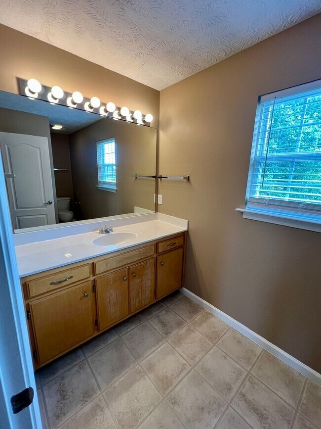 Building Photo - 3 Bedroom 2.5 Bath Home in Oxford Hall - South Murfreesboro *New Carpet*
