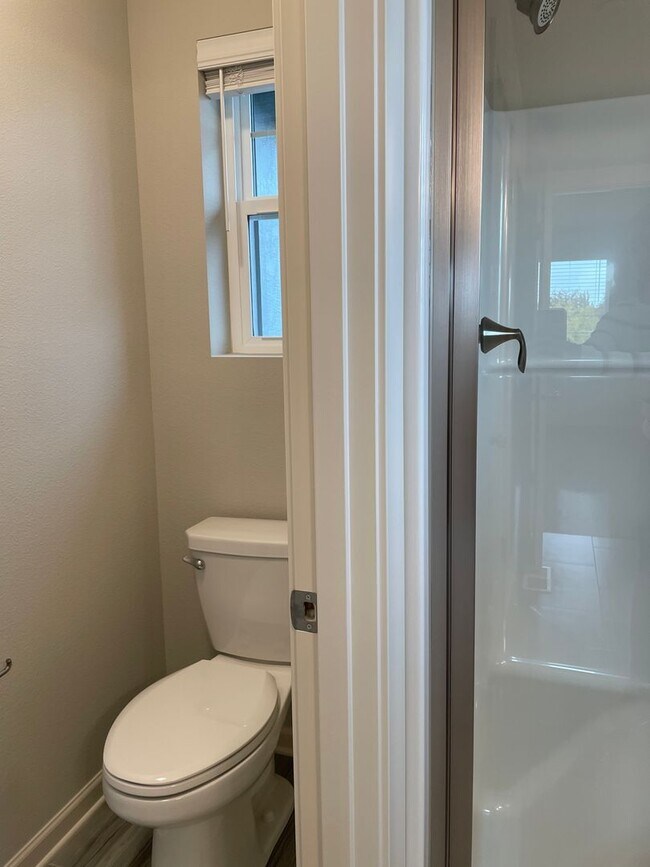 Building Photo - Lovely 4 Bed 2.5 Bath Home! Located near t...