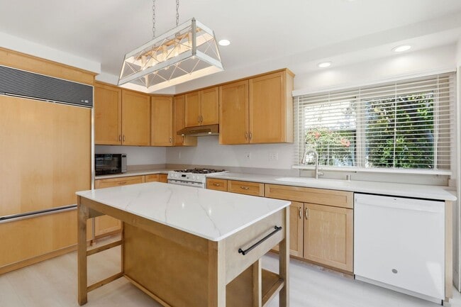 Building Photo - Updated Townhome in Lake Santa Clara HOA