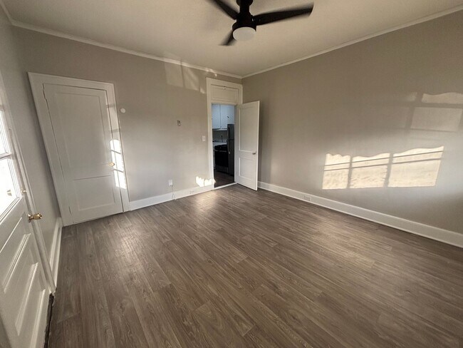 Building Photo - 1-BEDROOM UNIT AVAILABLE NOW!