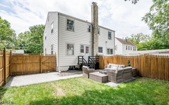 Building Photo - 5 Mayfield Pl