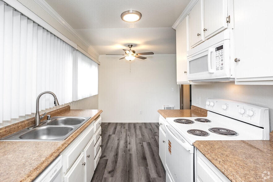 2BR, 2BA - 950SF - Kitchen/Dining Room - Robin Meadows Garden Grove