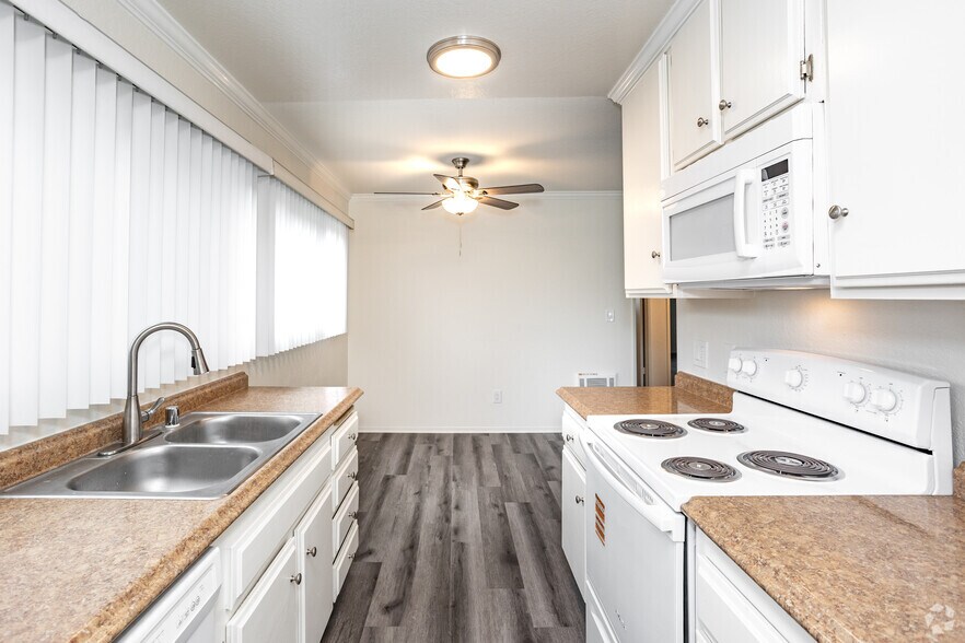 1BR, 1BA - 750SF Kitchen/Dining Room - Robin Meadows of Garden Grove