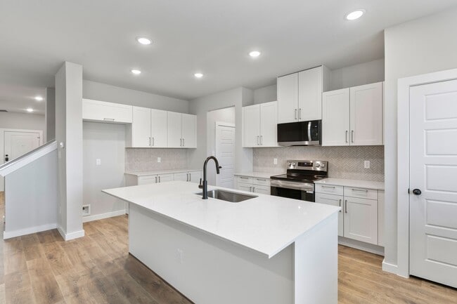 Building Photo - AVAILABLE NOW! 3 BEDROOM TRIPLEX LOCATED ON 1-ACRE LOT IN MIDLOTHIAN, TX!