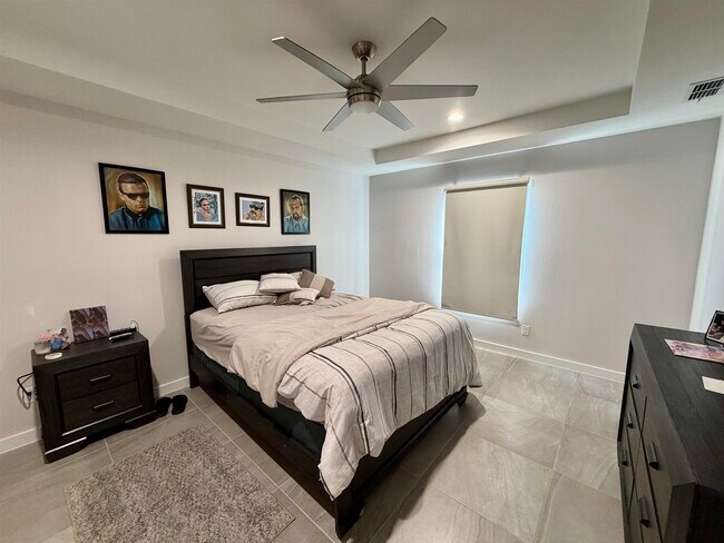 Building Photo - 4010 Ave Fenix Dr