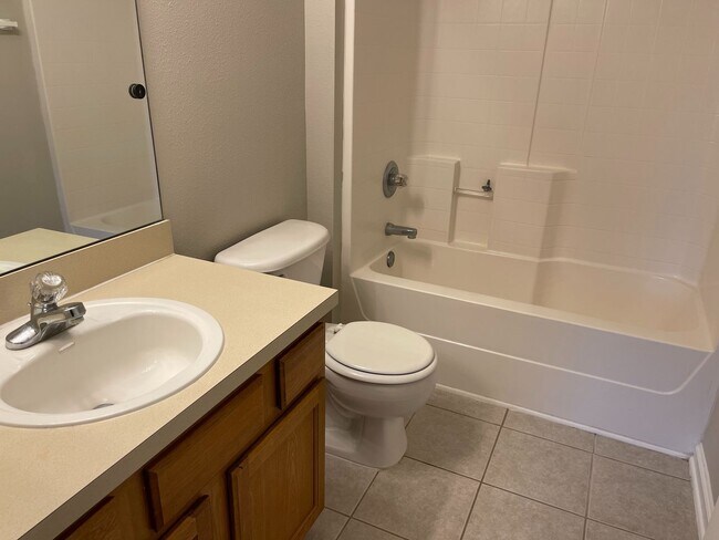 Building Photo - Spacious 3 Bedroom Condo in Villa Beaucler...