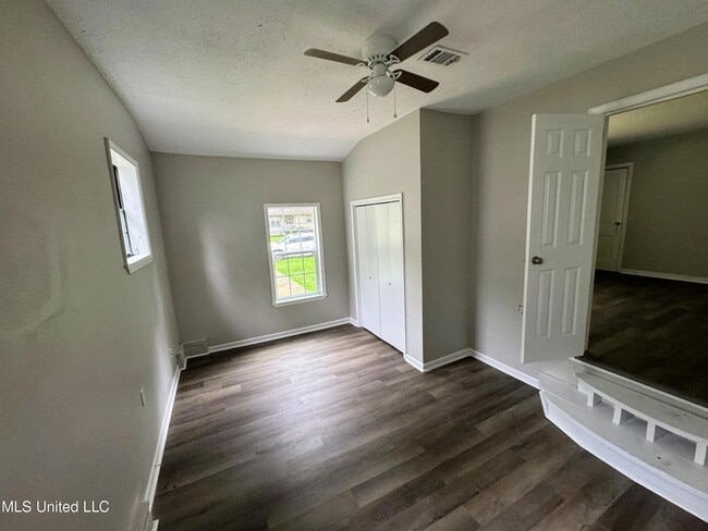 Building Photo - 521 N Park Ln