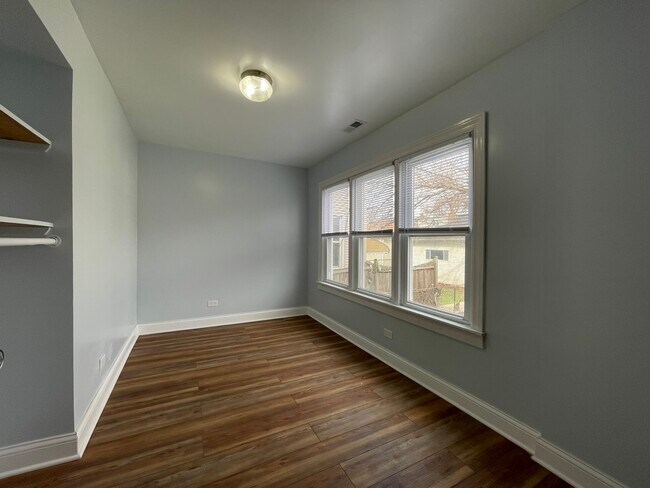 Building Photo - 3615 N Troy St