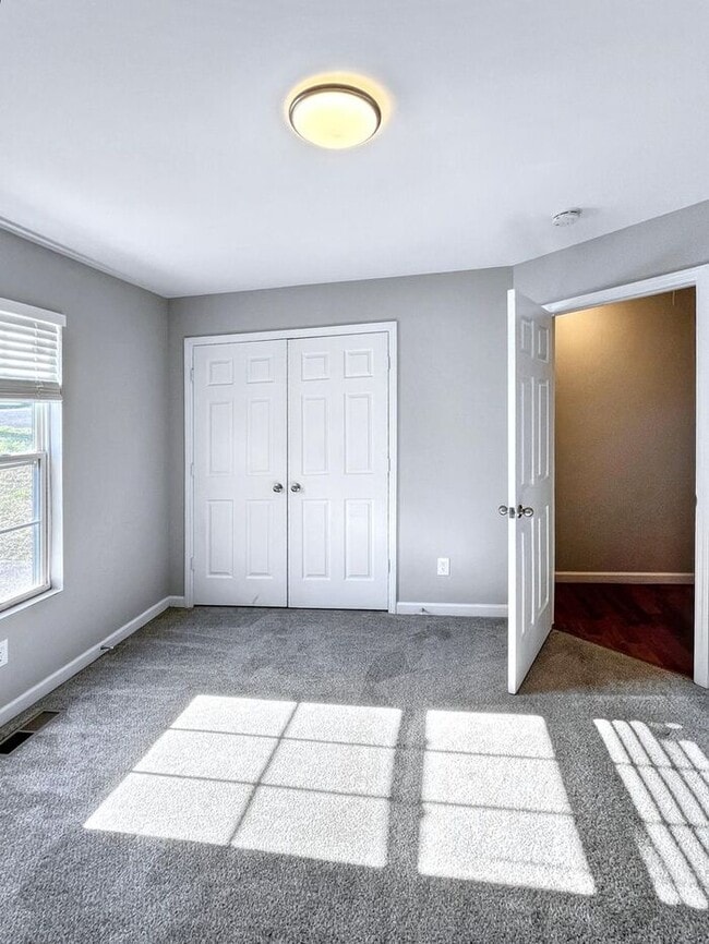 Building Photo - 3-Bedroom Home with Convenient Access to N...
