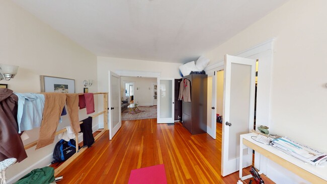 Building Photo - [In-Unit Laundry; Garden] Townhouse-Style ...
