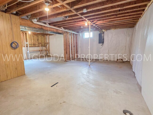 Building Photo - END OF SUMMER SPECIAL! $100 Off Rent for the First 6 Months | 4BR Urbandale Home with 3-Car Garage