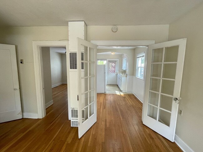 Building Photo - Vintage 1 Bedroom with Hardwood Floors, Close-In Location