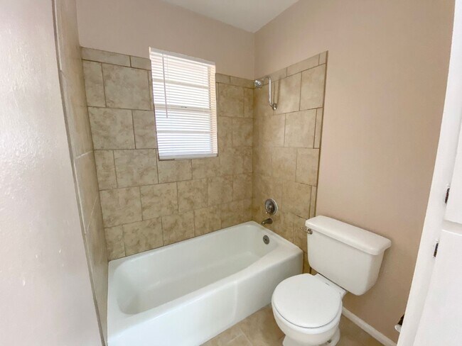 Building Photo - 615-617 East Sunset Circle
