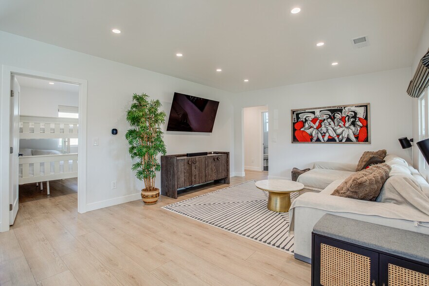 Building Photo - 517 Davis Ave