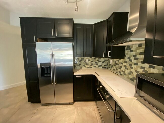 Building Photo - 400 Uno Lago Dr