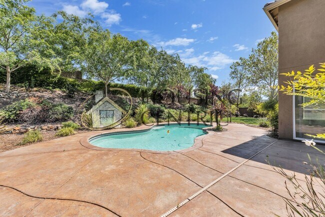 Building Photo - Beautiful Executive Home w/ Pool on 1/2 Ac...