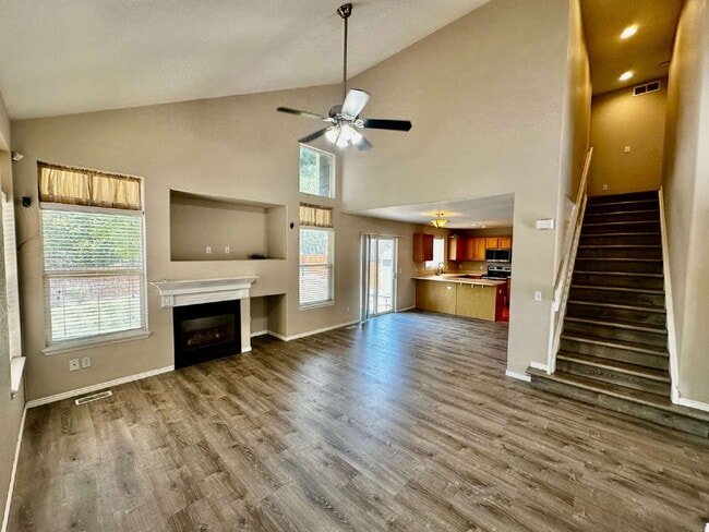 Building Photo - "Charming Centennial Retreat: Spacious 3-Bedroom Home with 2.5 Baths!