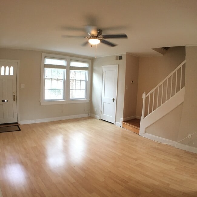 Building Photo - Updated 1BR/1BA 2-level TH in great location