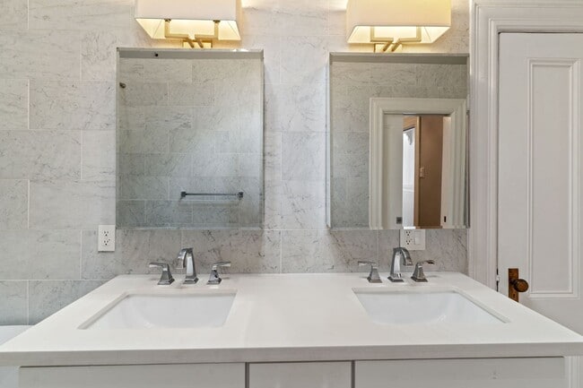 Building Photo - 2 Bed, 2 Bath Victorian Style Condo with M...