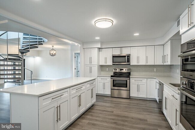 Building Photo - 21510 Valley Forge Cir