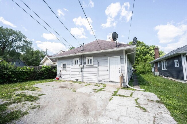 Building Photo - "Charming 1-Bedroom Retreat with Spacious Comfort in Indianapolis!"
