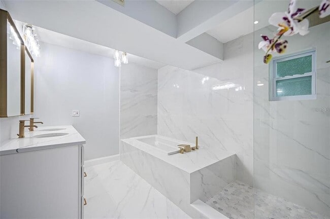 Building Photo - 2851 W Bay Ave