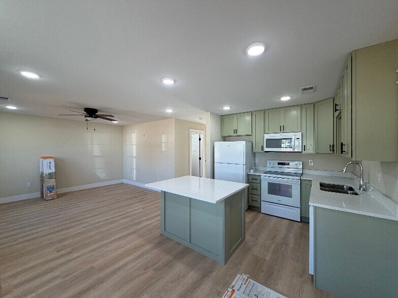 Building Photo - 807 Hillcrest Dr