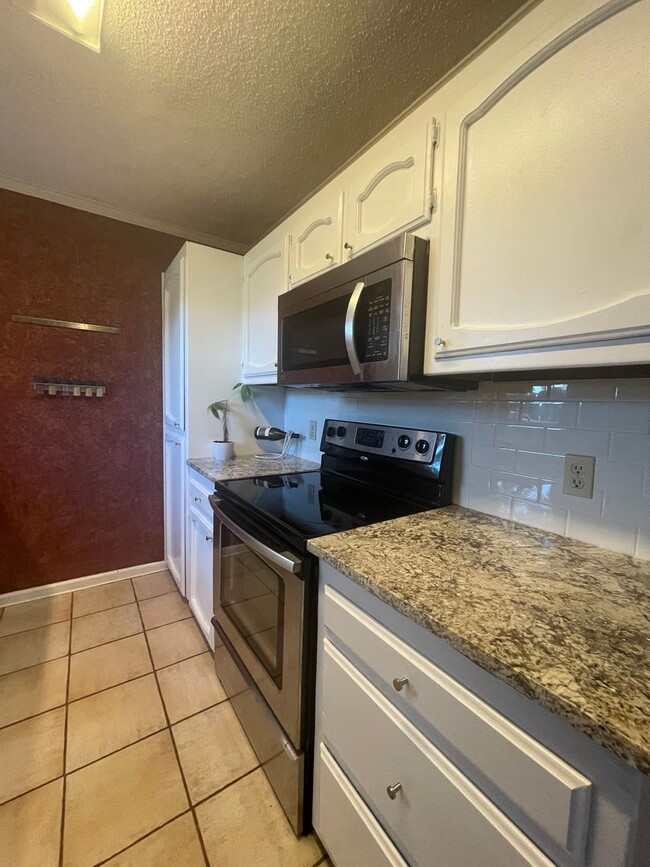 Building Photo - Condo: Jefferson Towne