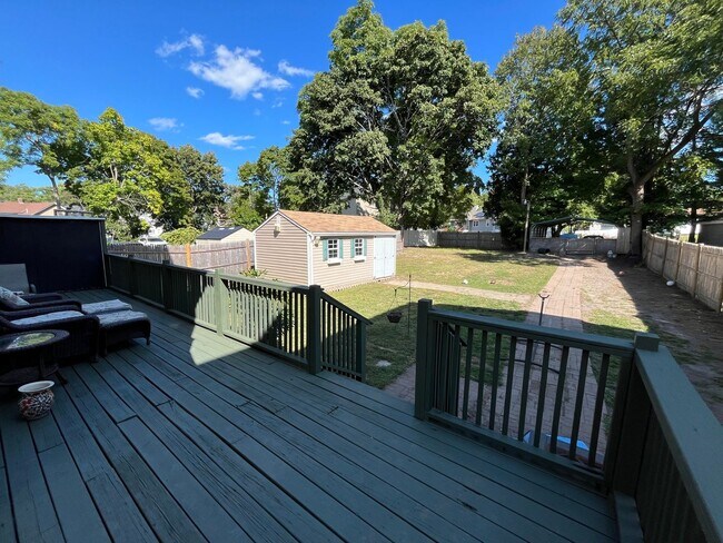 Building Photo - Large 3 bedroom 1 bathroom apartment North Andover