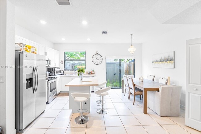 Building Photo - 817 NE 211th St