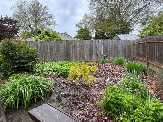 Building Photo - 2350 NW Green Cir