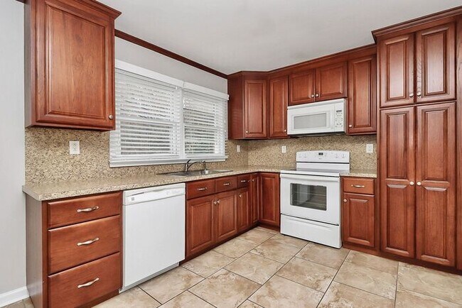 Building Photo - 3BD/1BA All Brick Ranch on One Acre!