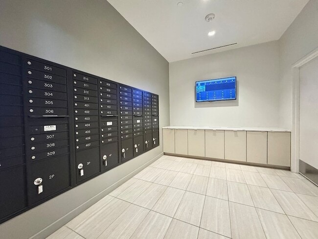 Building Photo - 32 Traveler St