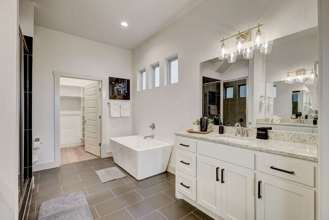Building Photo - Stunning 4 Bedroom 3 Bath Home