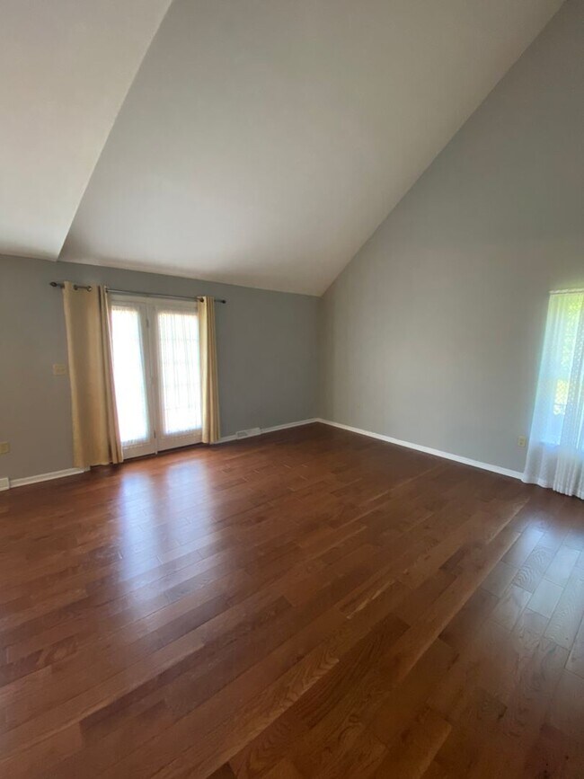 Building Photo - Beautiful 3 BR End Unit Townhouse in Summit Hills!